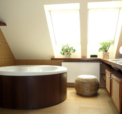 Hnědo bílá koupelna s dřevěnými doplňky