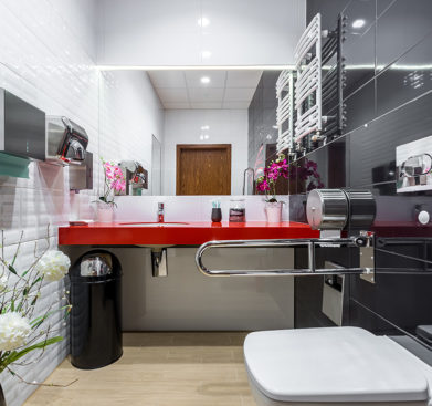 Moderní bezbariérová koupelna s lesklými obklady