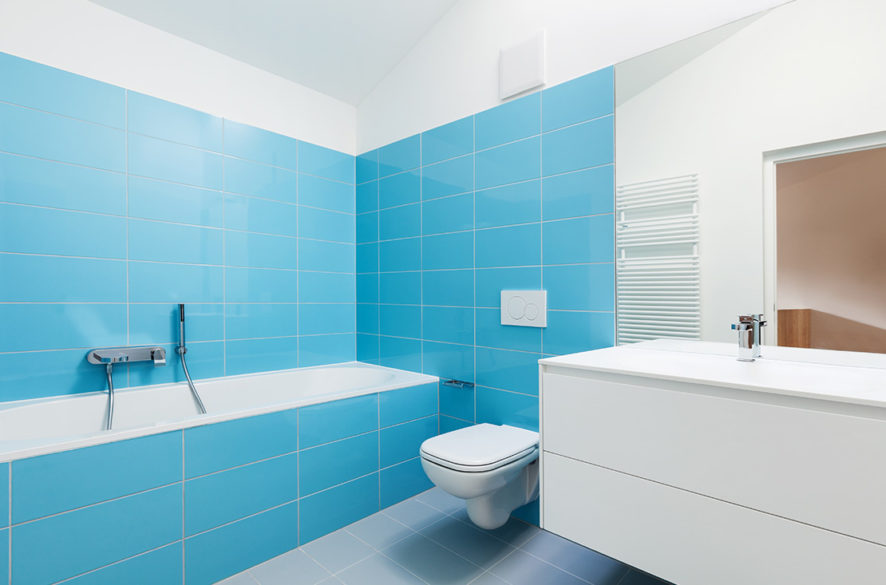 Jednoduchá moderní koupelna v modro bílé kombinaci