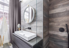Úzká moderní koupelna s obklady v imitaci dřeva