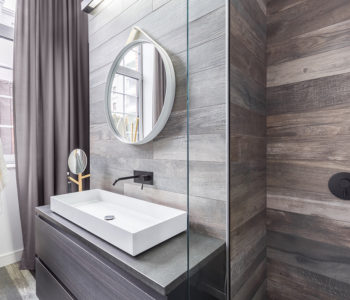 Úzká moderní koupelna s obklady v imitaci dřeva